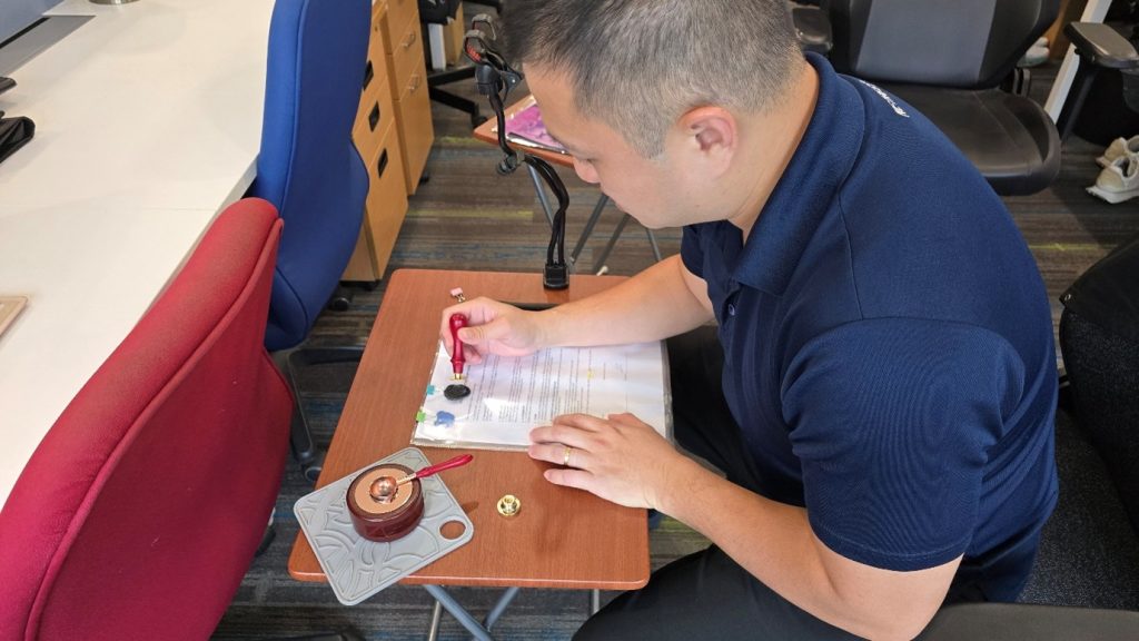 Explaining Digital Signatures Through Real World Objects